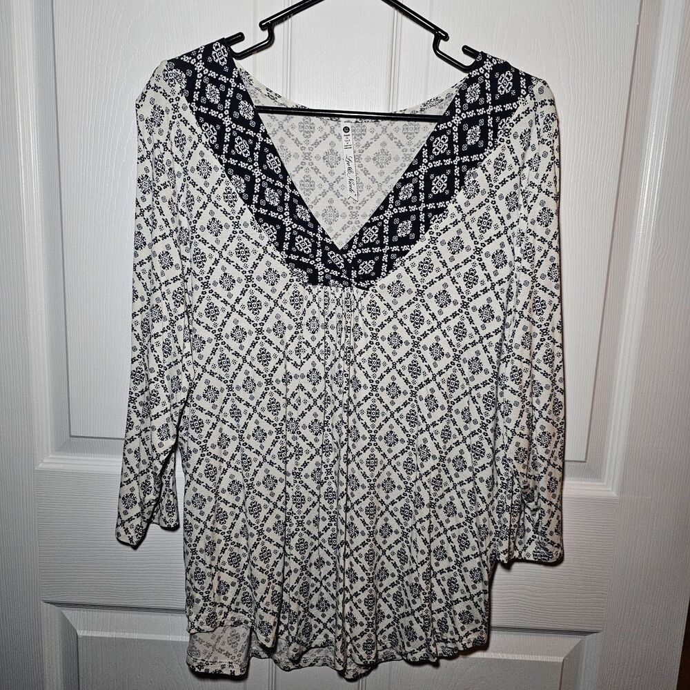 Leo & Nicole Black And White Design V-neck Blouse XL